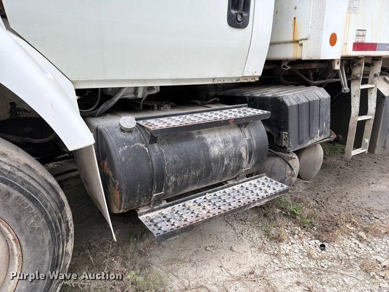 image for item FM6629 2002 International 7400 refuse truck