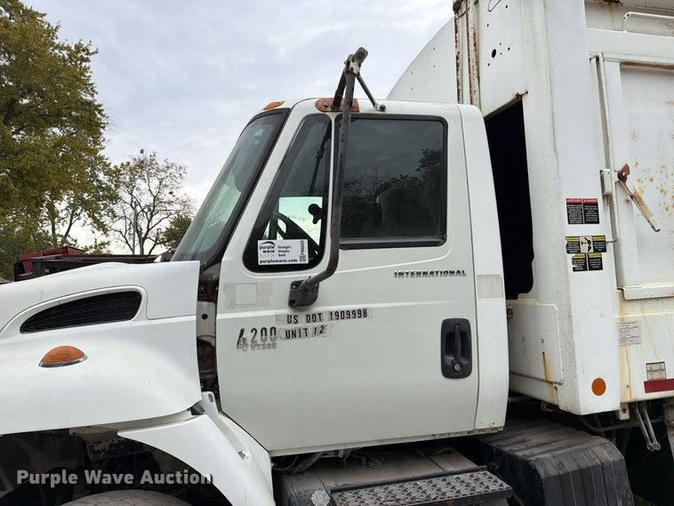 image for item FM6629 2002 International 7400 refuse truck