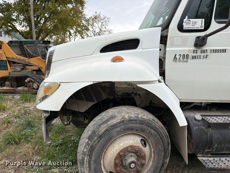image for item FM6629 2002 International 7400 refuse truck