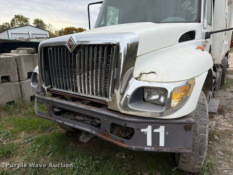 image for item FM6629 2002 International 7400 refuse truck