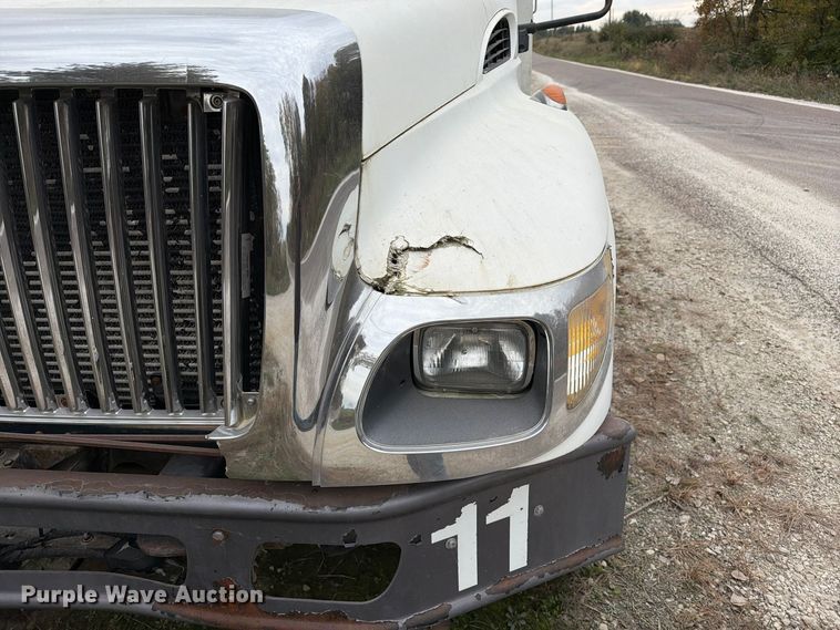 image for item FM6629 2002 International 7400 refuse truck