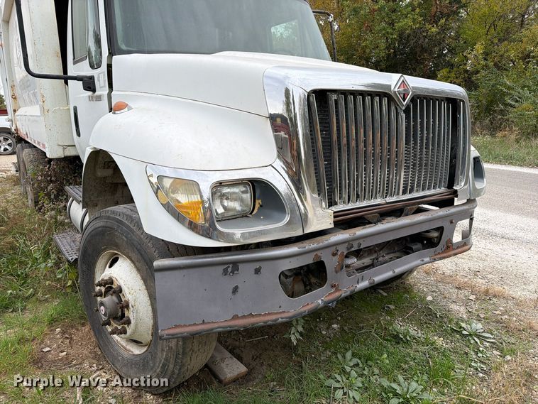 image for item FM6629 2002 International 7400 refuse truck
