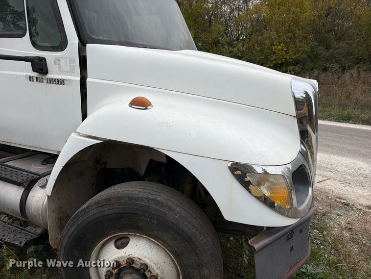image for item FM6629 2002 International 7400 refuse truck