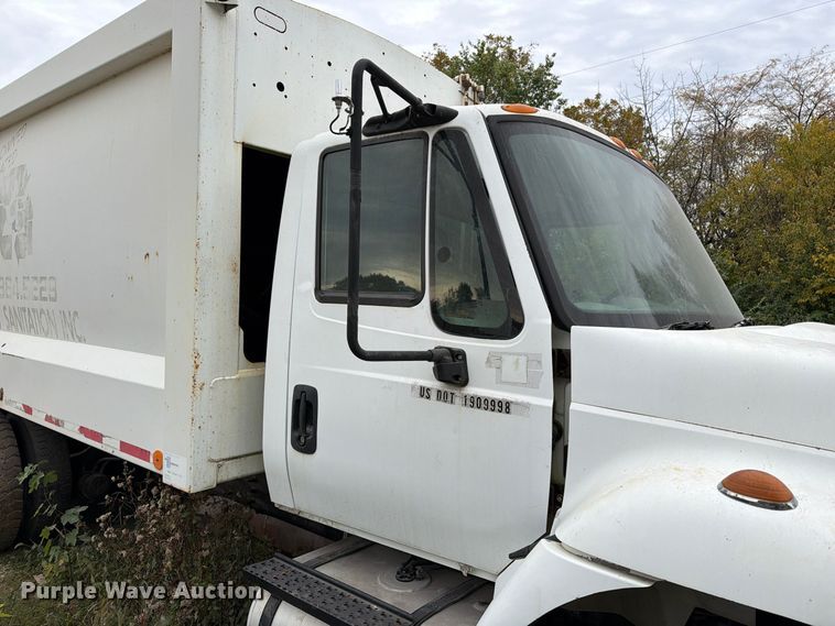 image for item FM6629 2002 International 7400 refuse truck