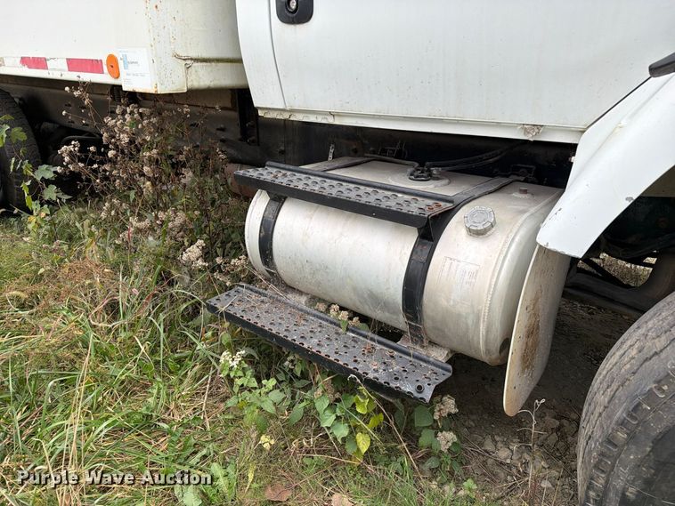 image for item FM6629 2002 International 7400 refuse truck