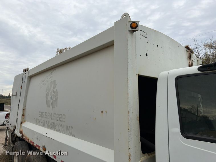 image for item FM6629 2002 International 7400 refuse truck