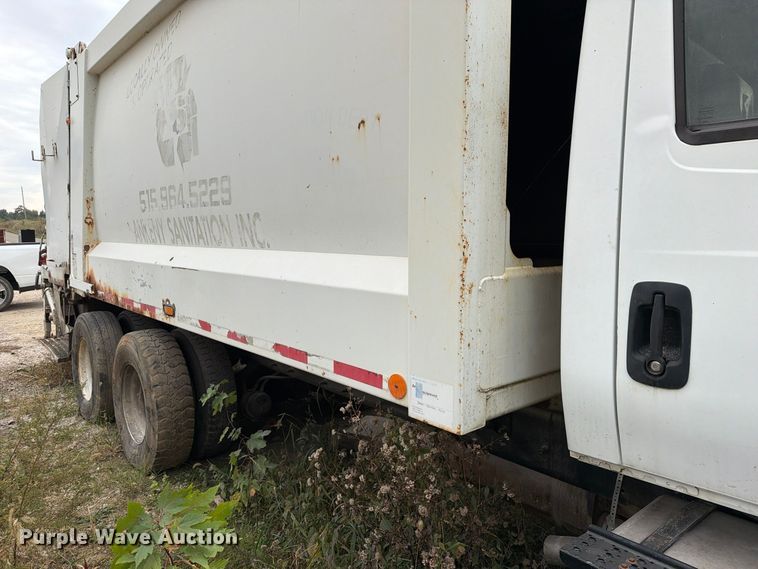 image for item FM6629 2002 International 7400 refuse truck