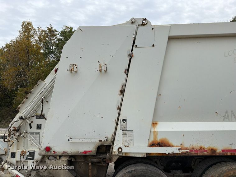 image for item FM6629 2002 International 7400 refuse truck