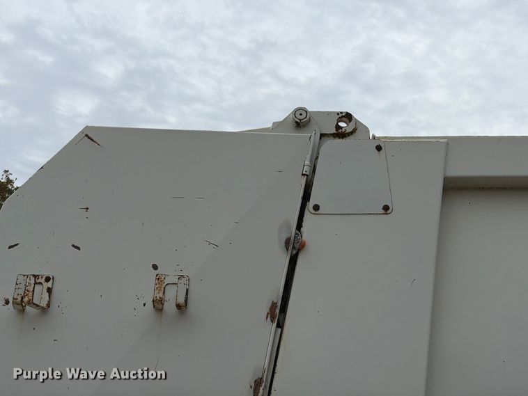 image for item FM6629 2002 International 7400 refuse truck