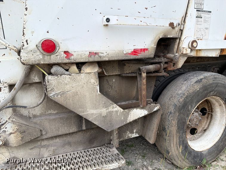 image for item FM6629 2002 International 7400 refuse truck