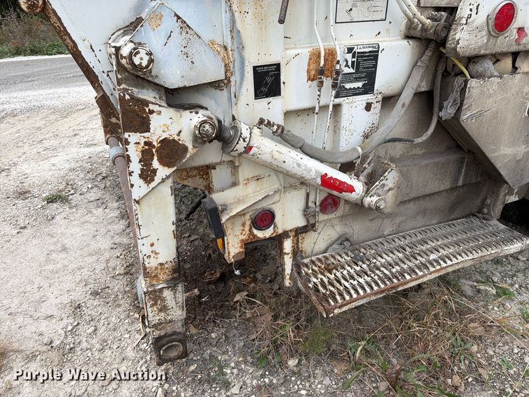 image for item FM6629 2002 International 7400 refuse truck