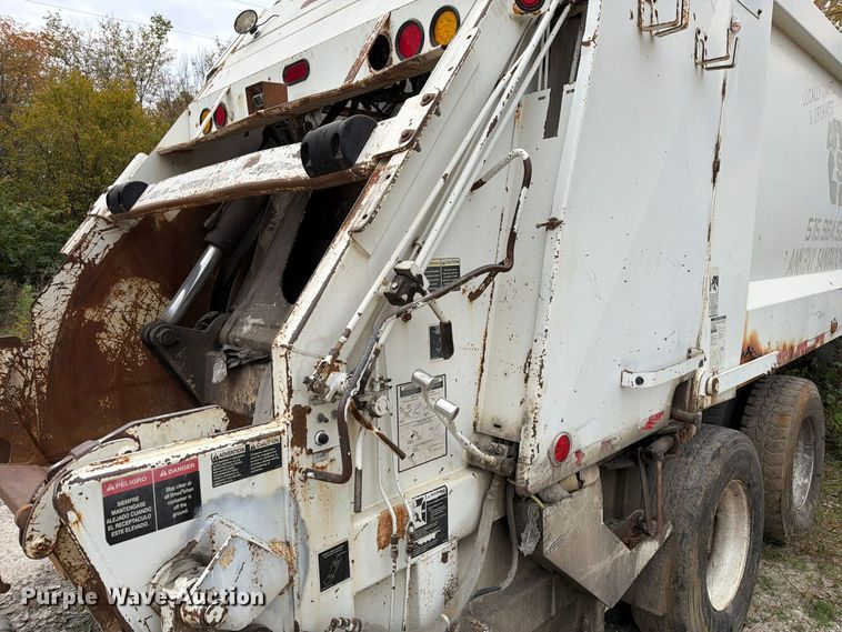 image for item FM6629 2002 International 7400 refuse truck