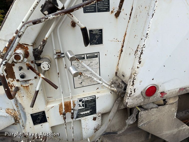 image for item FM6629 2002 International 7400 refuse truck