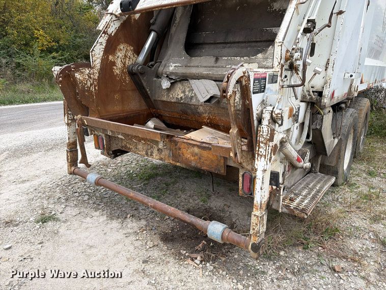image for item FM6629 2002 International 7400 refuse truck