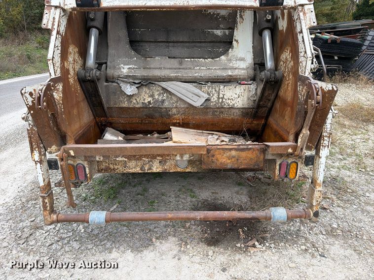 image for item FM6629 2002 International 7400 refuse truck