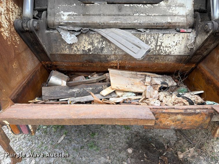 image for item FM6629 2002 International 7400 refuse truck