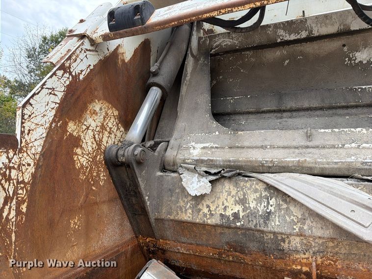 image for item FM6629 2002 International 7400 refuse truck