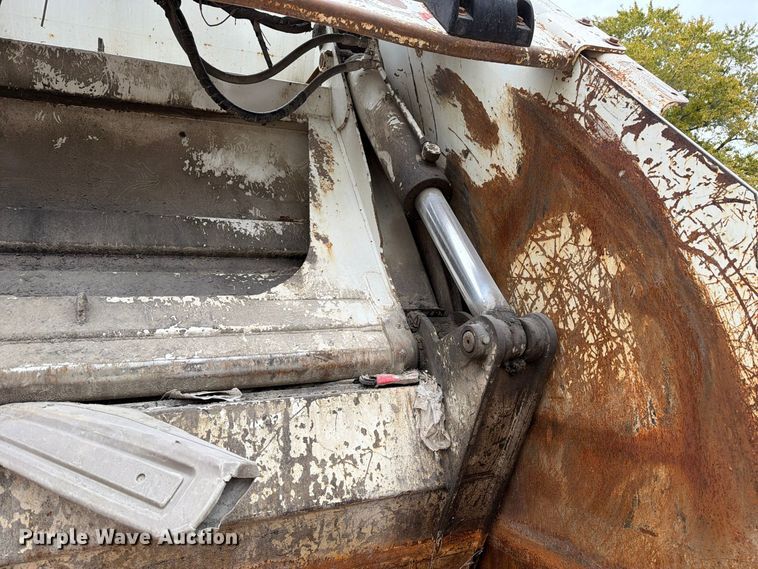 image for item FM6629 2002 International 7400 refuse truck