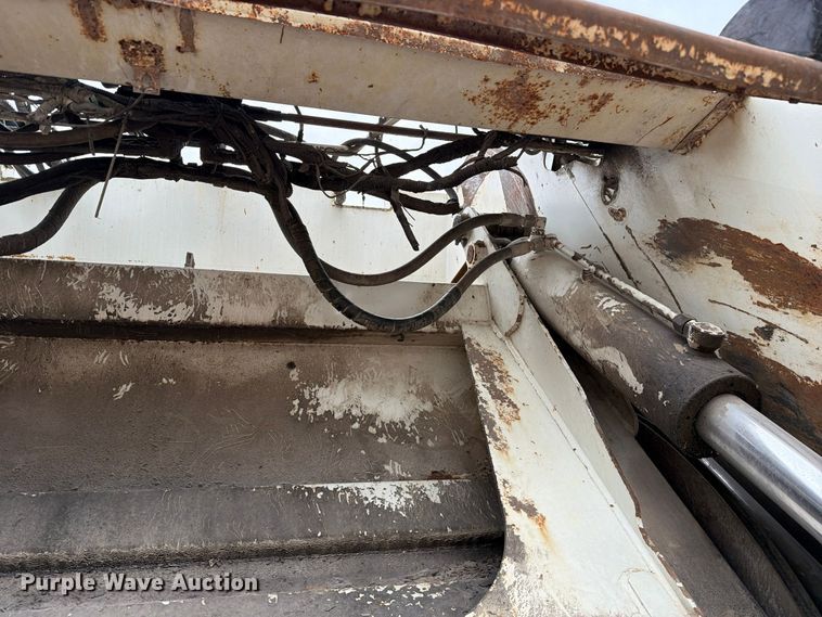 image for item FM6629 2002 International 7400 refuse truck