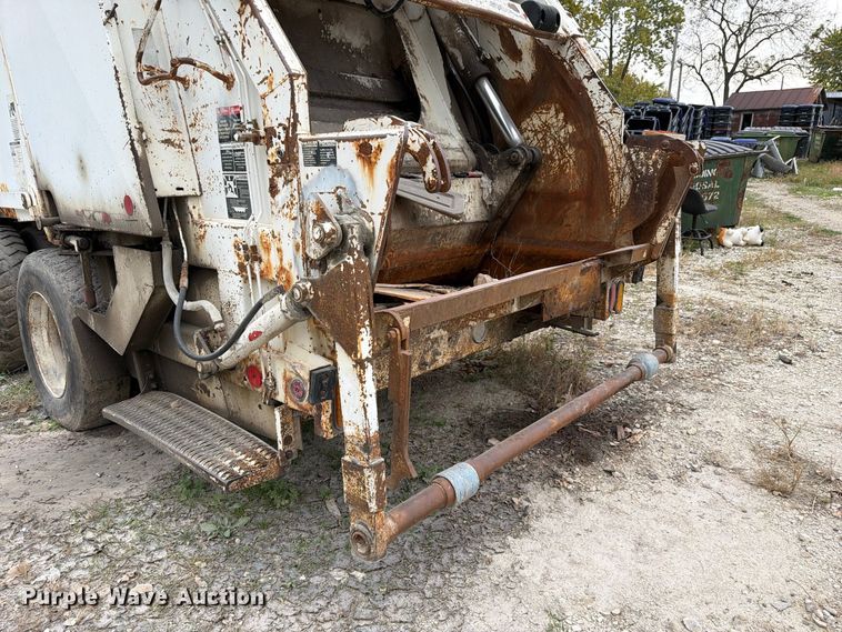image for item FM6629 2002 International 7400 refuse truck