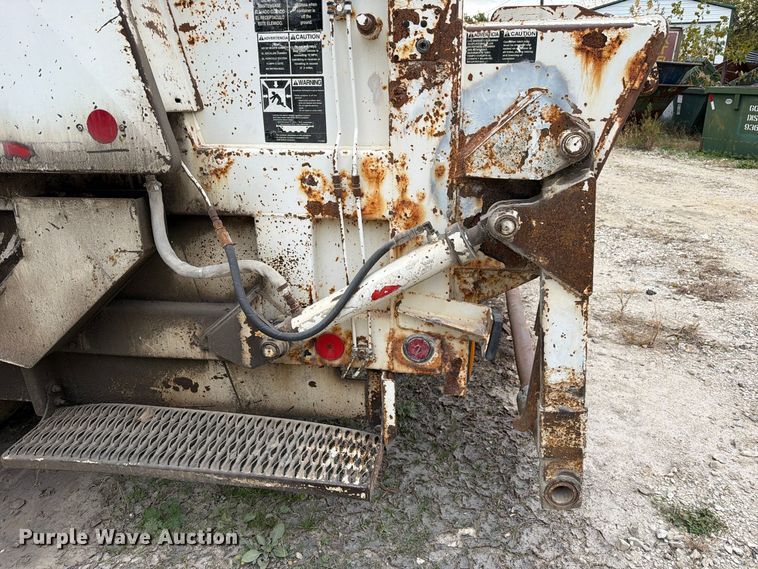 image for item FM6629 2002 International 7400 refuse truck