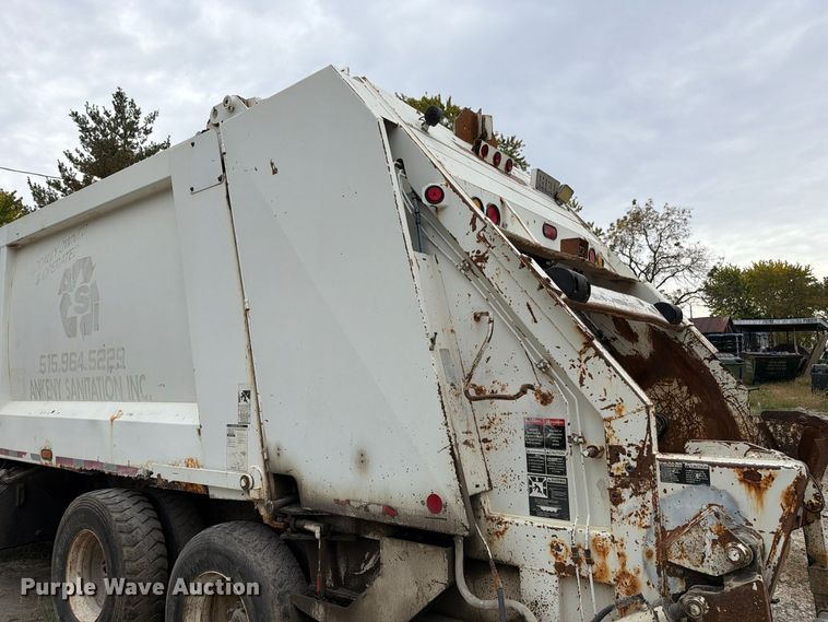 image for item FM6629 2002 International 7400 refuse truck
