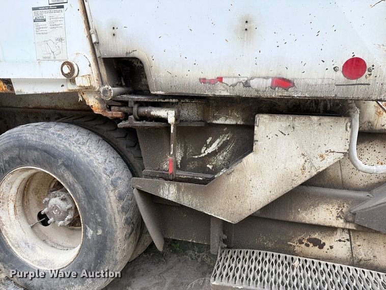 image for item FM6629 2002 International 7400 refuse truck