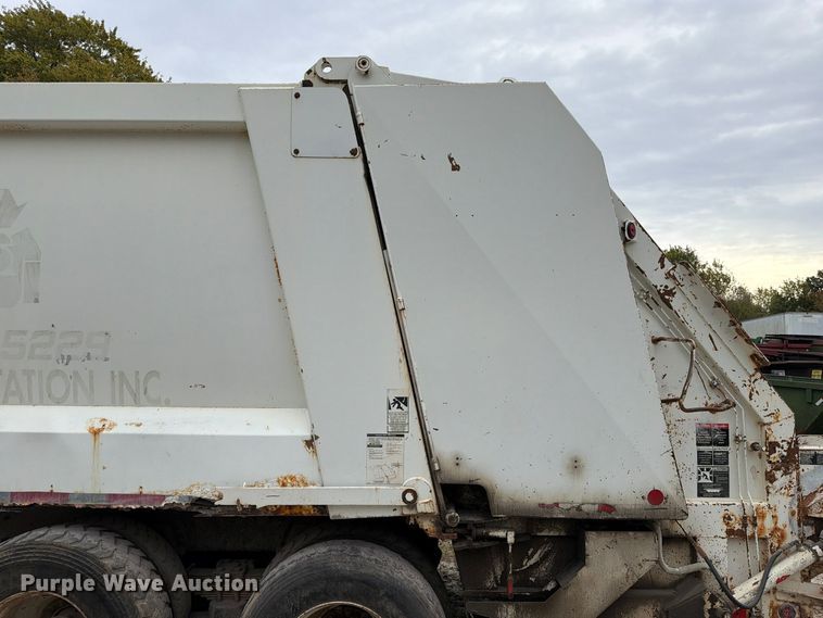 image for item FM6629 2002 International 7400 refuse truck