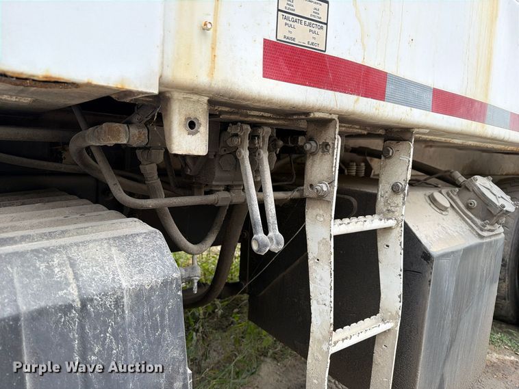 image for item FM6629 2002 International 7400 refuse truck