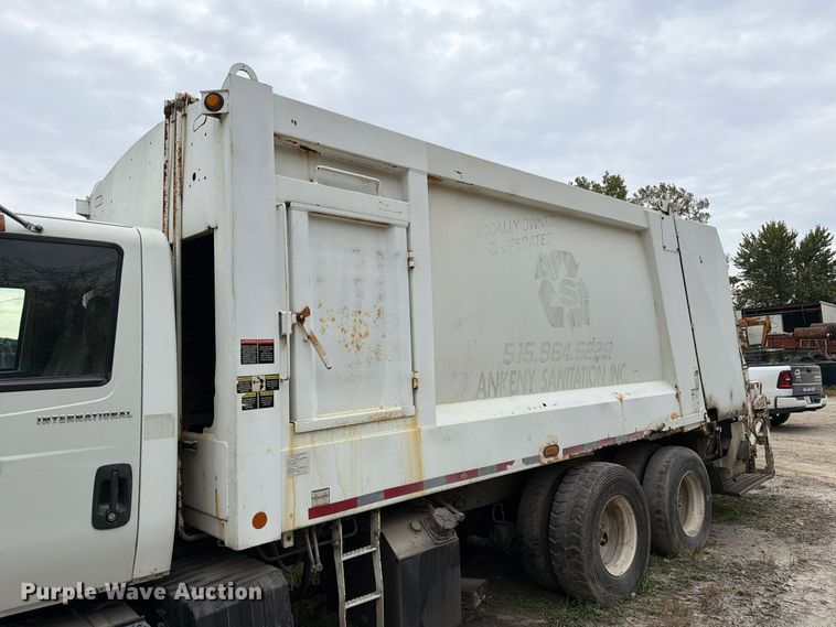 image for item FM6629 2002 International 7400 refuse truck