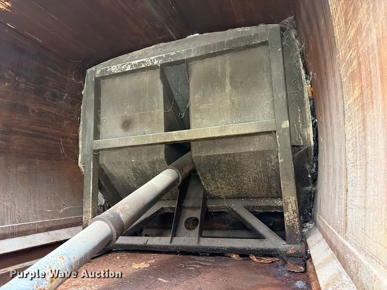 image for item FM6629 2002 International 7400 refuse truck