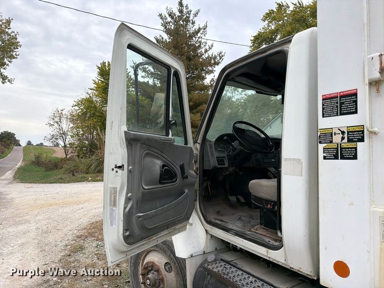 image for item FM6629 2002 International 7400 refuse truck