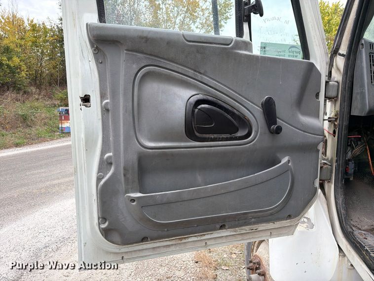 image for item FM6629 2002 International 7400 refuse truck