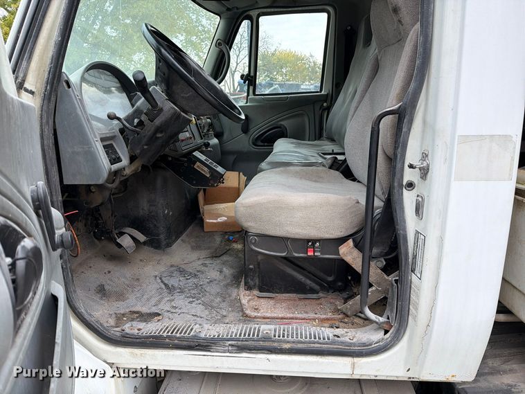 image for item FM6629 2002 International 7400 refuse truck