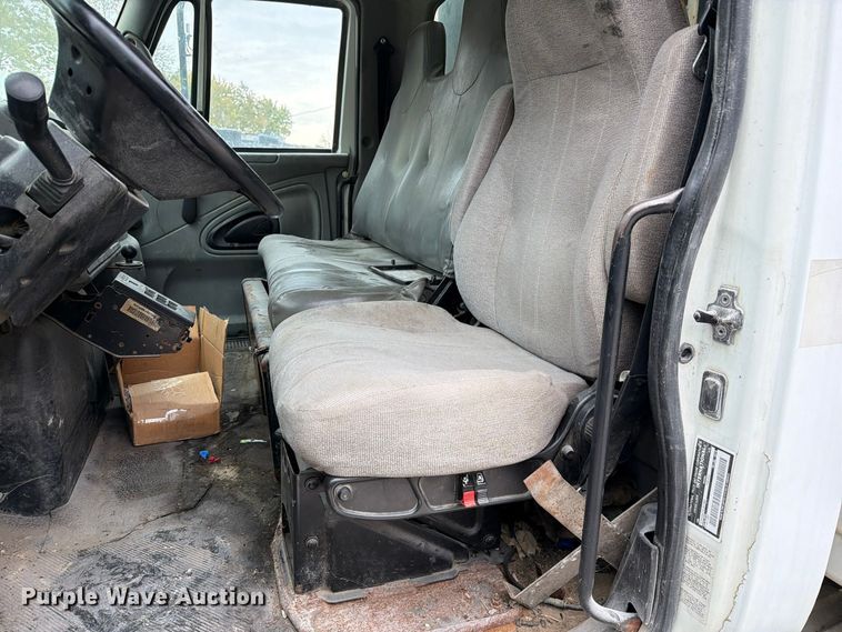 image for item FM6629 2002 International 7400 refuse truck