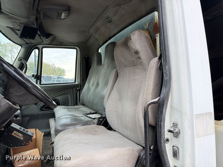 image for item FM6629 2002 International 7400 refuse truck