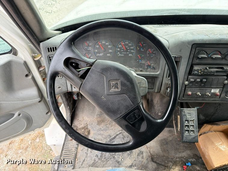 image for item FM6629 2002 International 7400 refuse truck