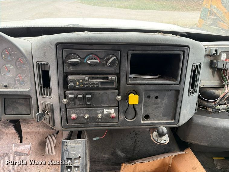 image for item FM6629 2002 International 7400 refuse truck