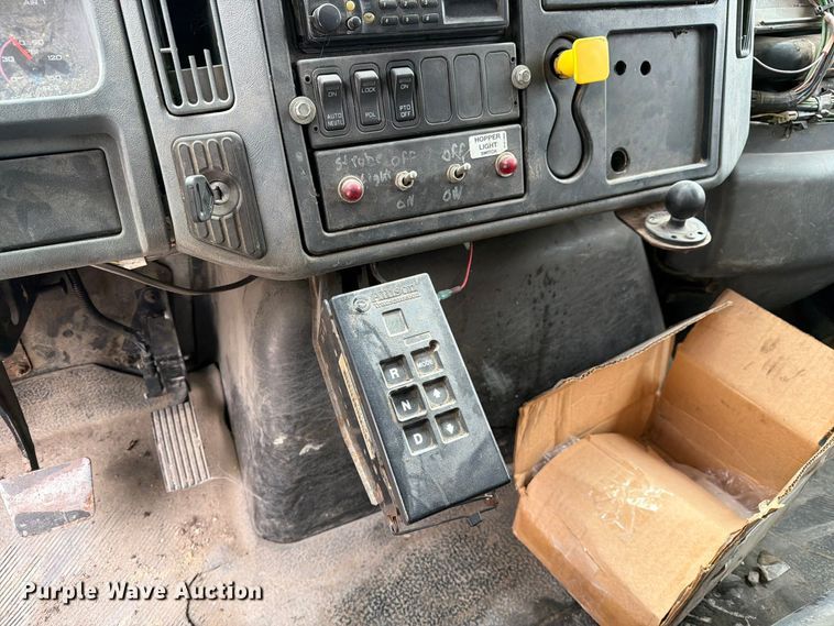 image for item FM6629 2002 International 7400 refuse truck