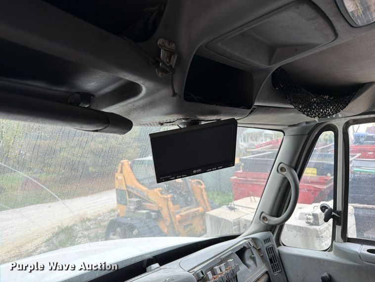 image for item FM6629 2002 International 7400 refuse truck