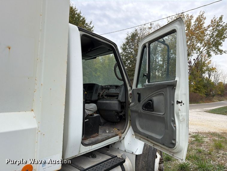 image for item FM6629 2002 International 7400 refuse truck