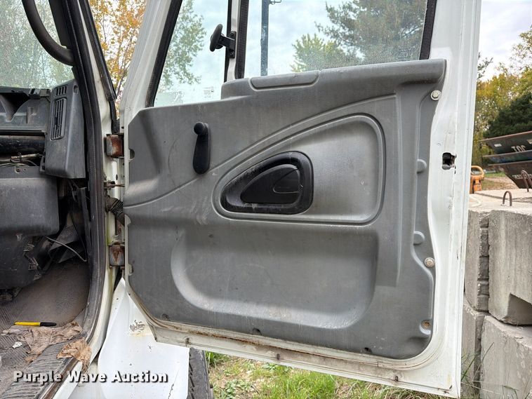 image for item FM6629 2002 International 7400 refuse truck