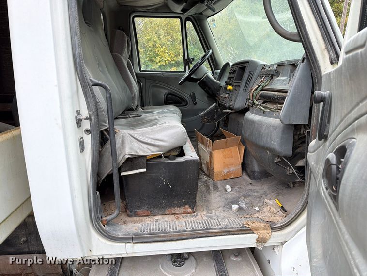 image for item FM6629 2002 International 7400 refuse truck
