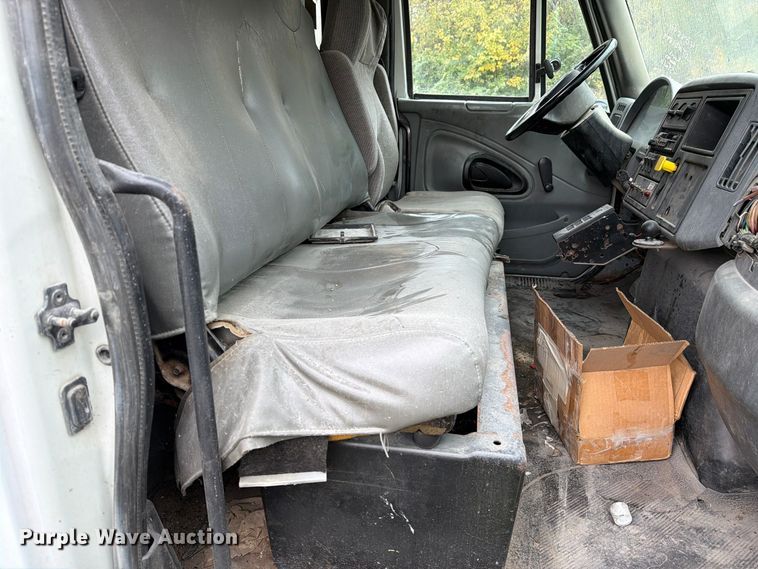 image for item FM6629 2002 International 7400 refuse truck
