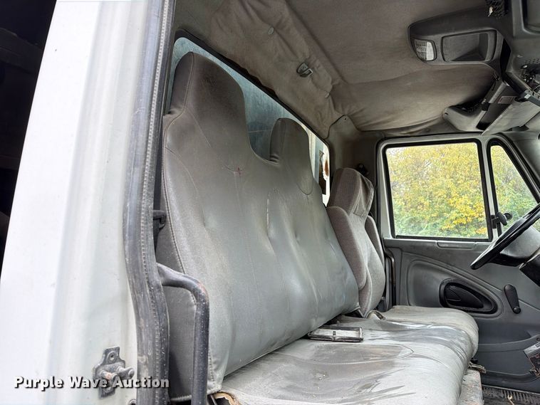 image for item FM6629 2002 International 7400 refuse truck