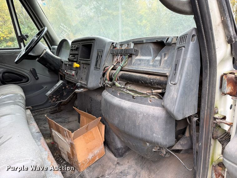 image for item FM6629 2002 International 7400 refuse truck