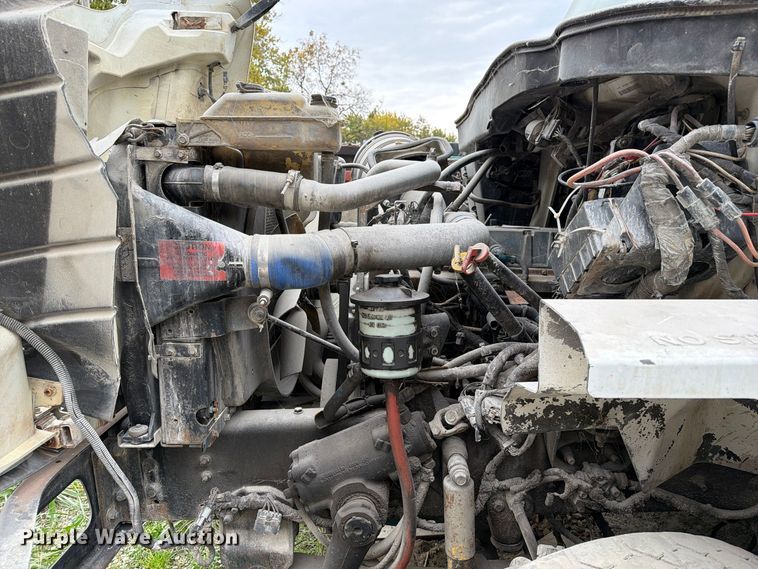 image for item FM6629 2002 International 7400 refuse truck