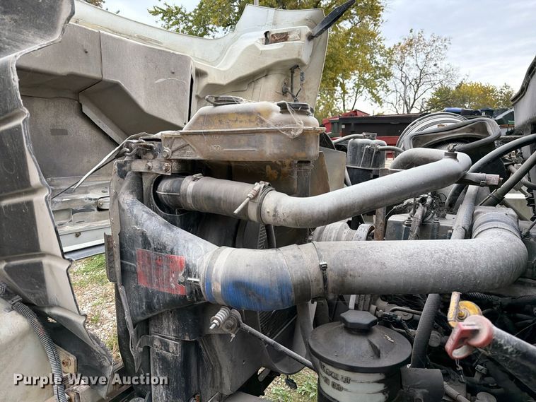image for item FM6629 2002 International 7400 refuse truck