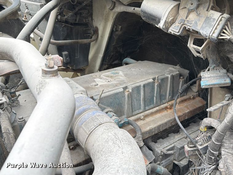 image for item FM6629 2002 International 7400 refuse truck