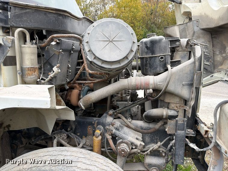 image for item FM6629 2002 International 7400 refuse truck